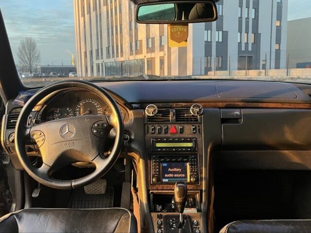 Черный Мерседес Е-Класс, объемом двигателя 3.2 л и пробегом 297 тыс. км за 5000 $, фото 4 на Automoto.ua