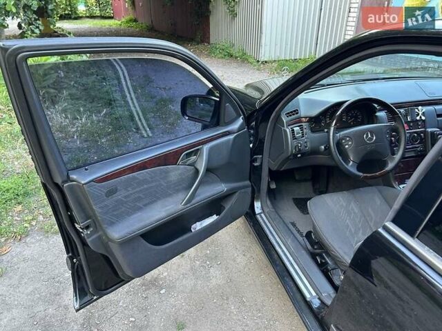 Черный Мерседес Е-Класс, объемом двигателя 2 л и пробегом 346 тыс. км за 4500 $, фото 4 на Automoto.ua