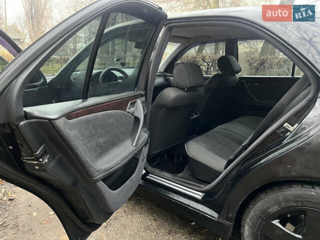 Черный Мерседес Е-Класс, объемом двигателя 2 л и пробегом 358 тыс. км за 2600 $, фото 15 на Automoto.ua