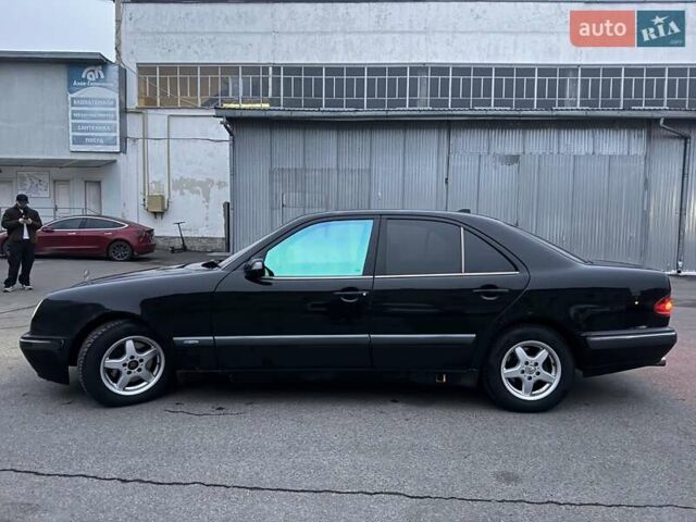 Черный Мерседес Е-Класс, объемом двигателя 2.1 л и пробегом 345 тыс. км за 3500 $, фото 2 на Automoto.ua
