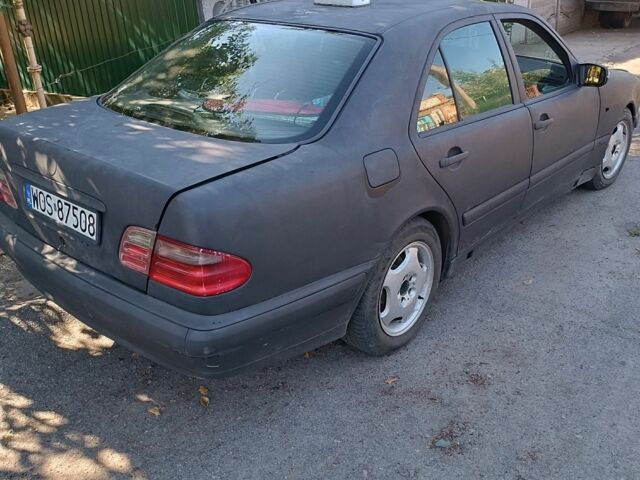 Черный Мерседес Е-Класс, объемом двигателя 2 л и пробегом 443 тыс. км за 1350 $, фото 4 на Automoto.ua