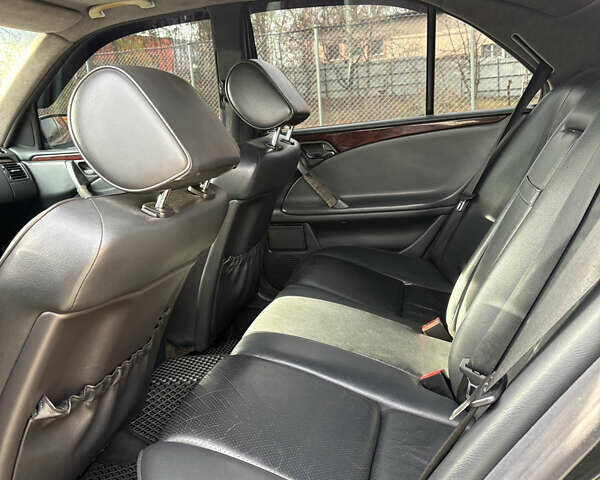 Черный Мерседес Е-Класс, объемом двигателя 2.2 л и пробегом 395 тыс. км за 4499 $, фото 20 на Automoto.ua