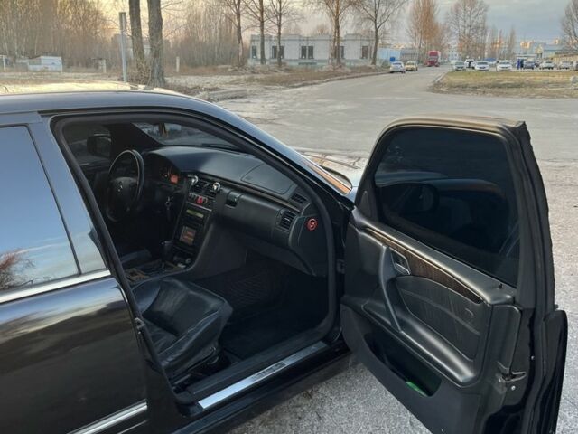 Черный Мерседес Е-Класс, объемом двигателя 3.2 л и пробегом 297 тыс. км за 5000 $, фото 7 на Automoto.ua