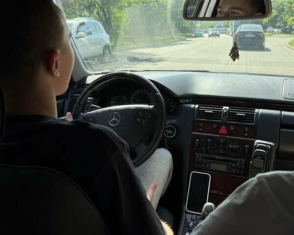 Черный Мерседес Е-Класс, объемом двигателя 2 л и пробегом 346 тыс. км за 4500 $, фото 19 на Automoto.ua