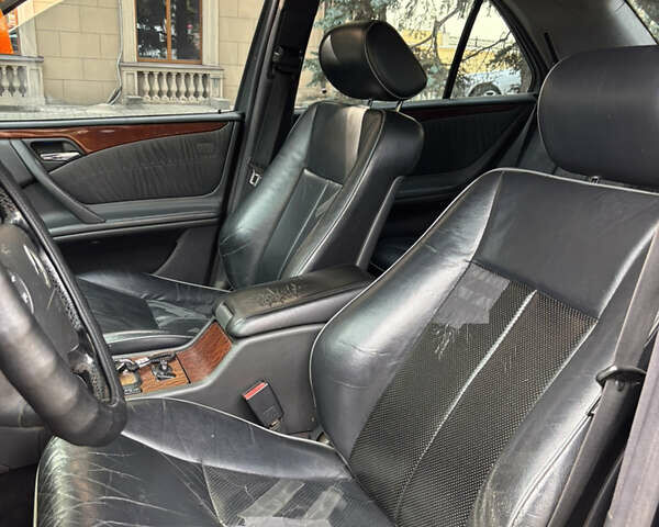 Черный Мерседес Е-Класс, объемом двигателя 3.2 л и пробегом 570 тыс. км за 4000 $, фото 13 на Automoto.ua