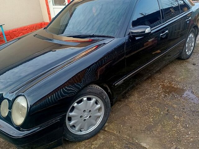 Черный Мерседес Е-Класс, объемом двигателя 2.6 л и пробегом 385 тыс. км за 3950 $, фото 3 на Automoto.ua