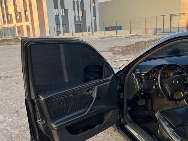 Черный Мерседес Е-Класс, объемом двигателя 3.2 л и пробегом 297 тыс. км за 5000 $, фото 6 на Automoto.ua