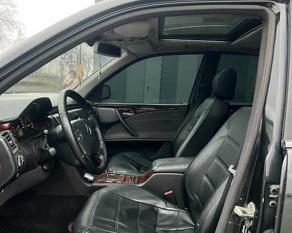 Черный Мерседес Е-Класс, объемом двигателя 2 л и пробегом 430 тыс. км за 3600 $, фото 7 на Automoto.ua