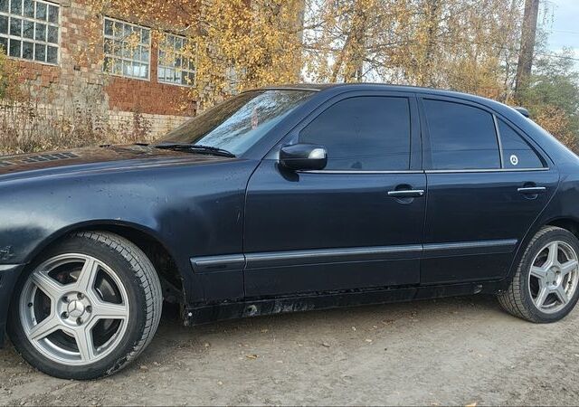 Чорний Мерседес Е-Клас, об'ємом двигуна 3.2 л та пробігом 405 тис. км за 4700 $, фото 4 на Automoto.ua