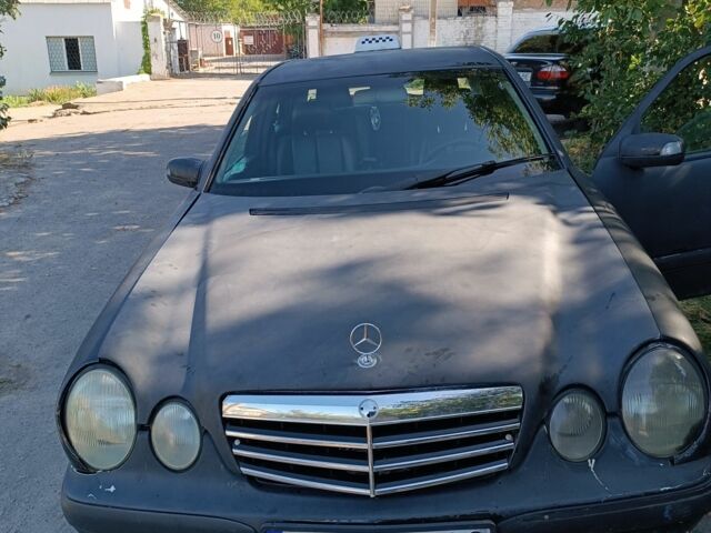 Черный Мерседес Е-Класс, объемом двигателя 2 л и пробегом 443 тыс. км за 1350 $, фото 1 на Automoto.ua