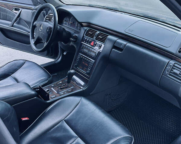 Чорний Мерседес Е-Клас, об'ємом двигуна 3.2 л та пробігом 300 тис. км за 3600 $, фото 11 на Automoto.ua