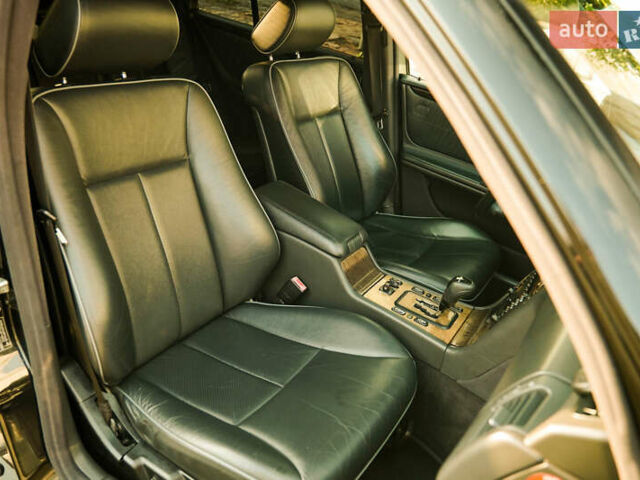 Черный Мерседес Е-Класс, объемом двигателя 3.2 л и пробегом 380 тыс. км за 7000 $, фото 36 на Automoto.ua