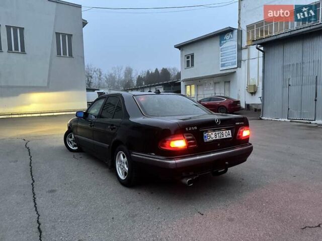 Черный Мерседес Е-Класс, объемом двигателя 2.1 л и пробегом 345 тыс. км за 3500 $, фото 3 на Automoto.ua