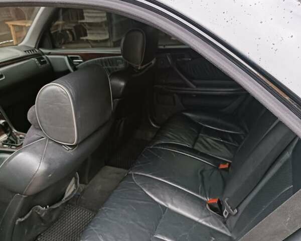 Черный Мерседес Е-Класс, объемом двигателя 2.2 л и пробегом 490 тыс. км за 3300 $, фото 4 на Automoto.ua