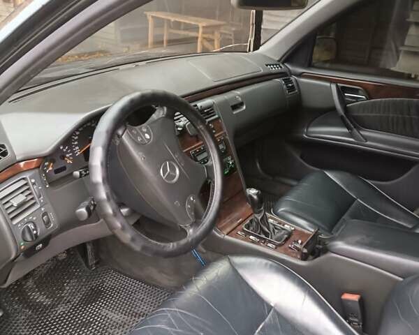 Черный Мерседес Е-Класс, объемом двигателя 2.2 л и пробегом 490 тыс. км за 3300 $, фото 5 на Automoto.ua