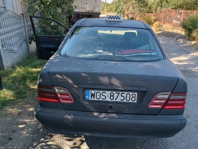 Черный Мерседес Е-Класс, объемом двигателя 2 л и пробегом 443 тыс. км за 1350 $, фото 5 на Automoto.ua