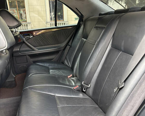 Черный Мерседес Е-Класс, объемом двигателя 3.2 л и пробегом 570 тыс. км за 4000 $, фото 9 на Automoto.ua