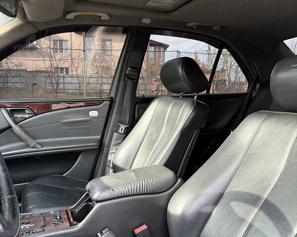 Черный Мерседес Е-Класс, объемом двигателя 2.2 л и пробегом 395 тыс. км за 4499 $, фото 19 на Automoto.ua