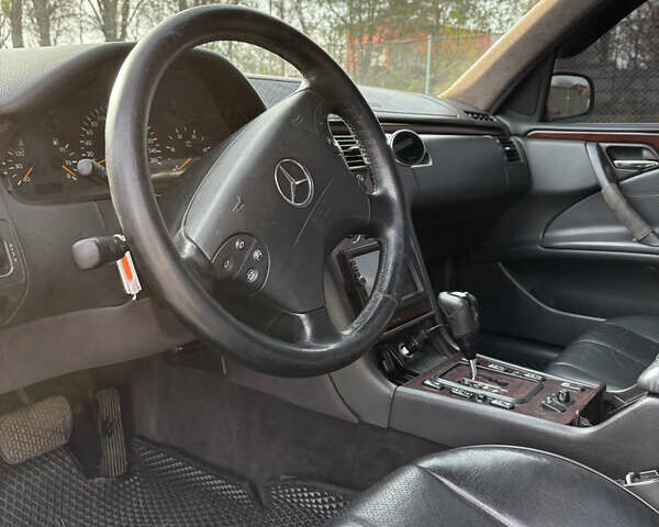 Черный Мерседес Е-Класс, объемом двигателя 2.2 л и пробегом 395 тыс. км за 4499 $, фото 18 на Automoto.ua