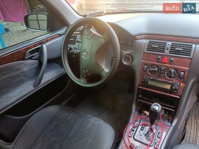 Черный Мерседес Е-Класс, объемом двигателя 2.15 л и пробегом 440 тыс. км за 4800 $, фото 1 на Automoto.ua