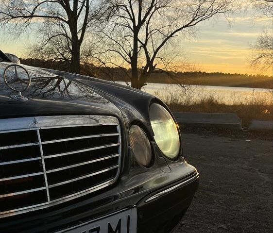 Черный Мерседес Е-Класс, объемом двигателя 3.2 л и пробегом 297 тыс. км за 5000 $, фото 1 на Automoto.ua