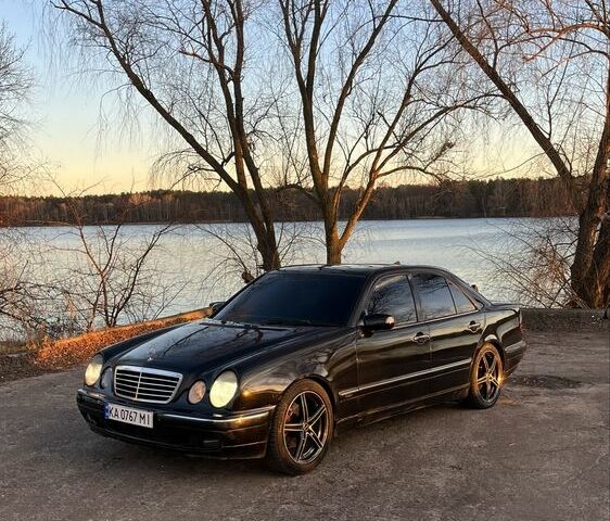 Черный Мерседес Е-Класс, объемом двигателя 3.2 л и пробегом 297 тыс. км за 5000 $, фото 3 на Automoto.ua