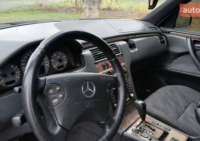 Чорний Мерседес Е-Клас, об'ємом двигуна 3.22 л та пробігом 390 тис. км за 3950 $, фото 16 на Automoto.ua