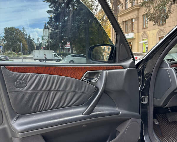 Черный Мерседес Е-Класс, объемом двигателя 3.2 л и пробегом 570 тыс. км за 4000 $, фото 11 на Automoto.ua