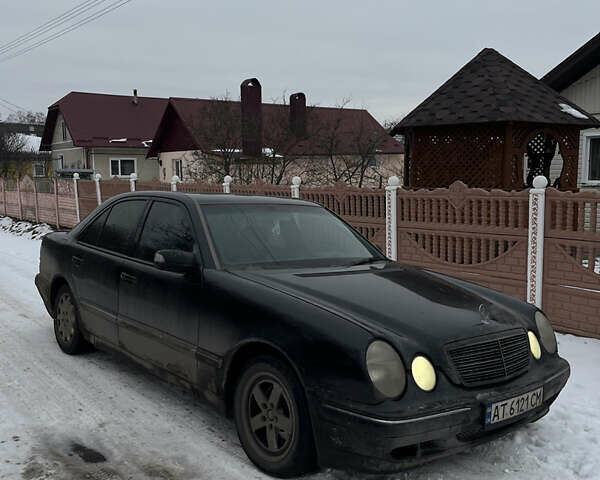 Чорний Мерседес Е-Клас, об'ємом двигуна 2 л та пробігом 340 тис. км за 1999 $, фото 1 на Automoto.ua