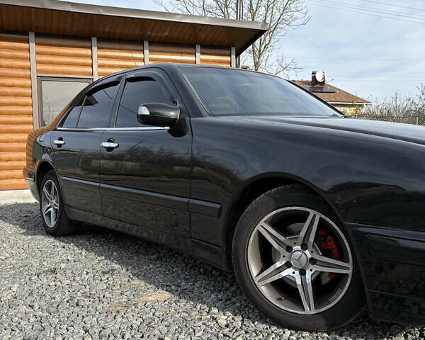 Черный Мерседес Е-Класс, объемом двигателя 2.2 л и пробегом 395 тыс. км за 4499 $, фото 2 на Automoto.ua