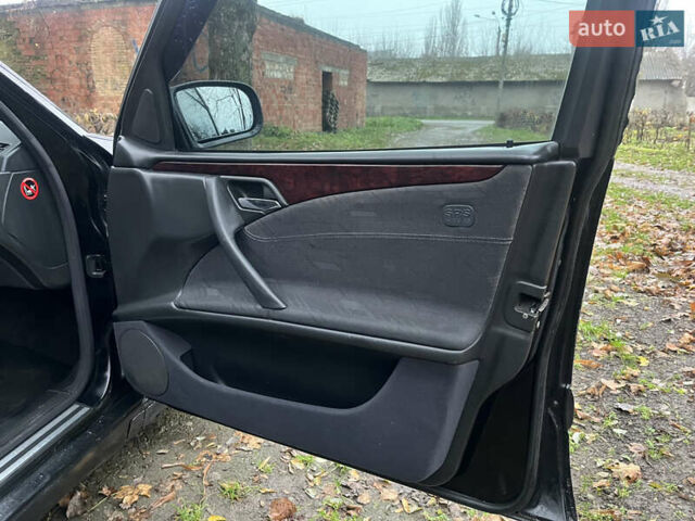 Черный Мерседес Е-Класс, объемом двигателя 2 л и пробегом 358 тыс. км за 2600 $, фото 17 на Automoto.ua