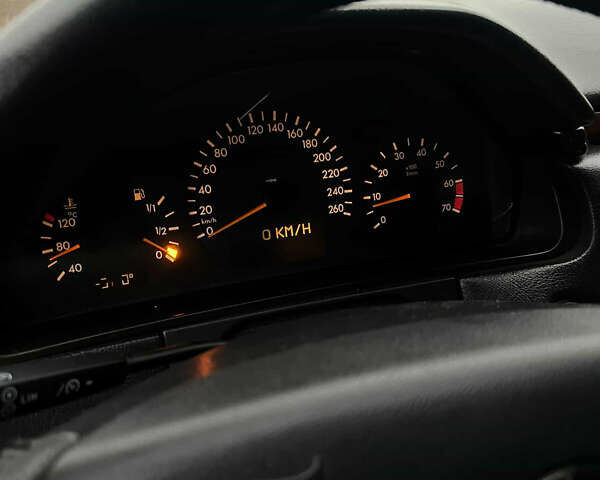 Черный Мерседес Е-Класс, объемом двигателя 2 л и пробегом 430 тыс. км за 3600 $, фото 6 на Automoto.ua