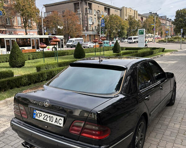 Черный Мерседес Е-Класс, объемом двигателя 3.2 л и пробегом 570 тыс. км за 4000 $, фото 6 на Automoto.ua