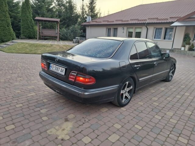 Черный Мерседес Е-Класс, объемом двигателя 2 л и пробегом 437 тыс. км за 2800 $, фото 5 на Automoto.ua