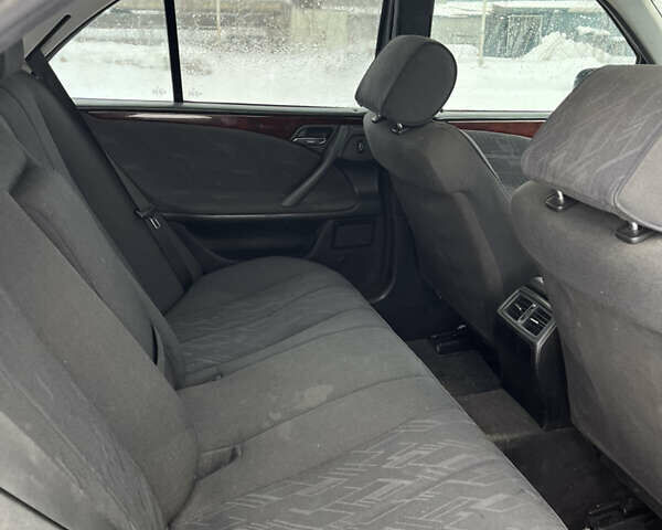 Чорний Мерседес Е-Клас, об'ємом двигуна 2 л та пробігом 340 тис. км за 2450 $, фото 12 на Automoto.ua