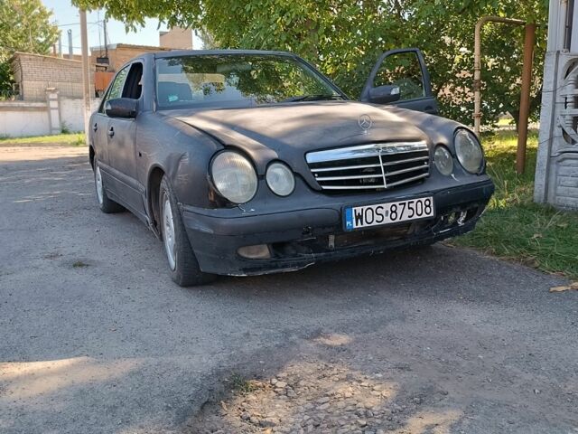 Черный Мерседес Е-Класс, объемом двигателя 2 л и пробегом 443 тыс. км за 1350 $, фото 6 на Automoto.ua