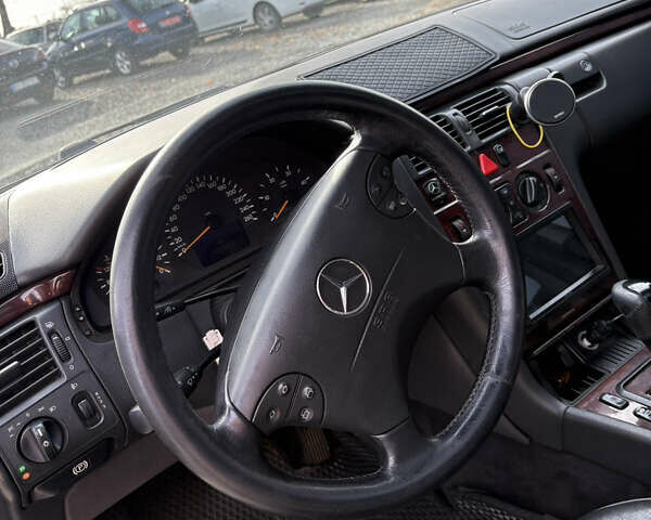 Черный Мерседес Е-Класс, объемом двигателя 2.2 л и пробегом 395 тыс. км за 4499 $, фото 15 на Automoto.ua