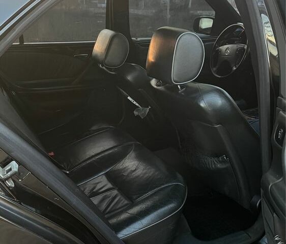 Черный Мерседес Е-Класс, объемом двигателя 3.2 л и пробегом 297 тыс. км за 5000 $, фото 5 на Automoto.ua