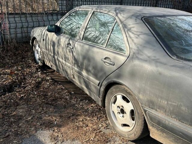 Чорний Мерседес Е-Клас, об'ємом двигуна 0 л та пробігом 250 тис. км за 850 $, фото 2 на Automoto.ua