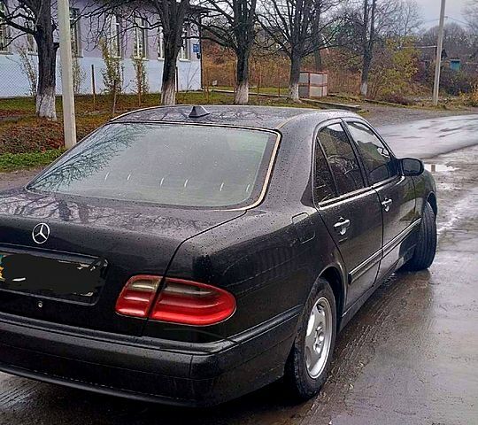 Чорний Мерседес Е-Клас, об'ємом двигуна 2 л та пробігом 380 тис. км за 3900 $, фото 1 на Automoto.ua