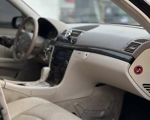 Черный Мерседес Е-Класс, объемом двигателя 3.2 л и пробегом 243 тыс. км за 4699 $, фото 18 на Automoto.ua