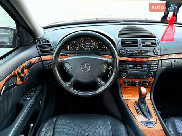 Чорний Мерседес Е-Клас, об'ємом двигуна 3.2 л та пробігом 309 тис. км за 4600 $, фото 20 на Automoto.ua