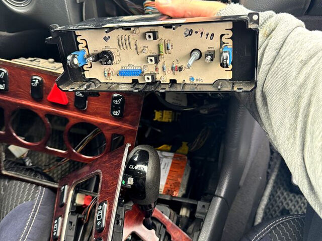 Черный Мерседес Е-Класс, объемом двигателя 2 л и пробегом 200 тыс. км за 4000 $, фото 9 на Automoto.ua