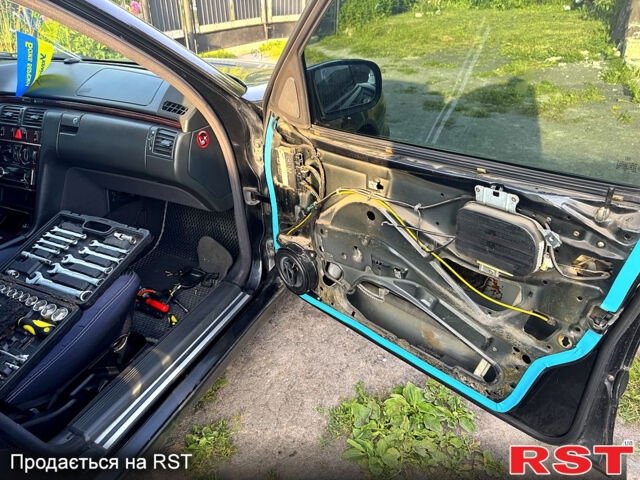 Черный Мерседес Е-Класс, объемом двигателя 2 л и пробегом 200 тыс. км за 4000 $, фото 3 на Automoto.ua