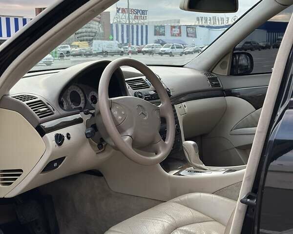 Черный Мерседес Е-Класс, объемом двигателя 3.2 л и пробегом 243 тыс. км за 4699 $, фото 12 на Automoto.ua