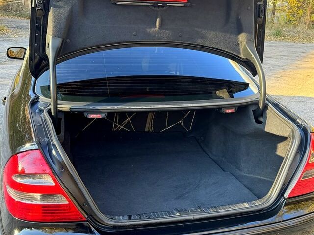 Черный Мерседес Е-Класс, объемом двигателя 1.8 л и пробегом 250 тыс. км за 5999 $, фото 8 на Automoto.ua