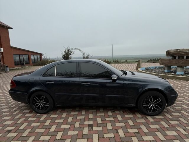 Черный Мерседес Е-Класс, объемом двигателя 2.1 л и пробегом 359 тыс. км за 6600 $, фото 3 на Automoto.ua