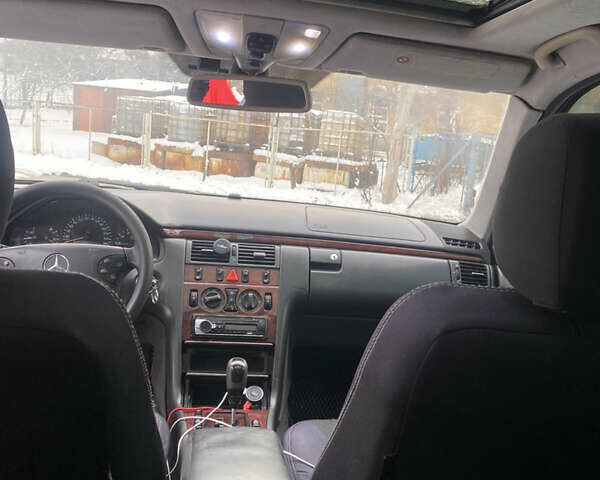 Черный Мерседес Е-Класс, объемом двигателя 2 л и пробегом 390 тыс. км за 3300 $, фото 9 на Automoto.ua