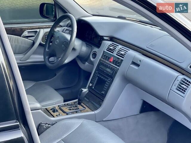 Черный Мерседес Е-Класс, объемом двигателя 3.2 л и пробегом 328 тыс. км за 3750 $, фото 11 на Automoto.ua