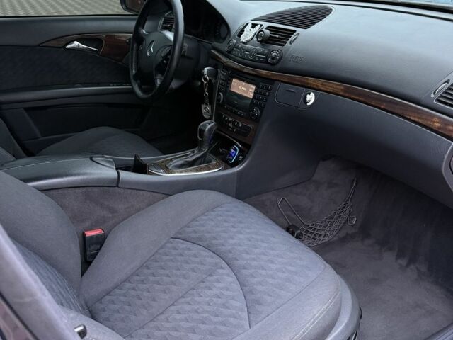 Черный Мерседес Е-Класс, объемом двигателя 2.1 л и пробегом 359 тыс. км за 6600 $, фото 12 на Automoto.ua